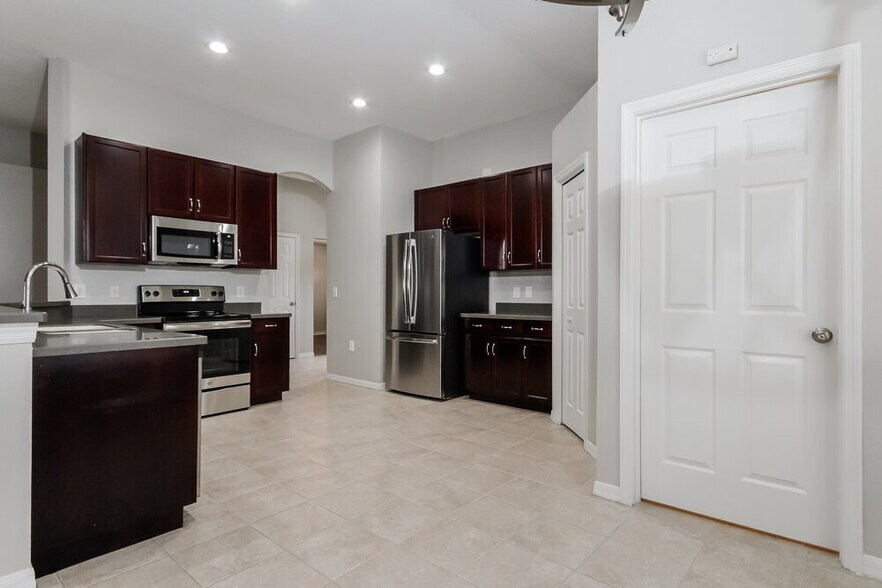 Building Photo - 423 Fern Gulley Dr