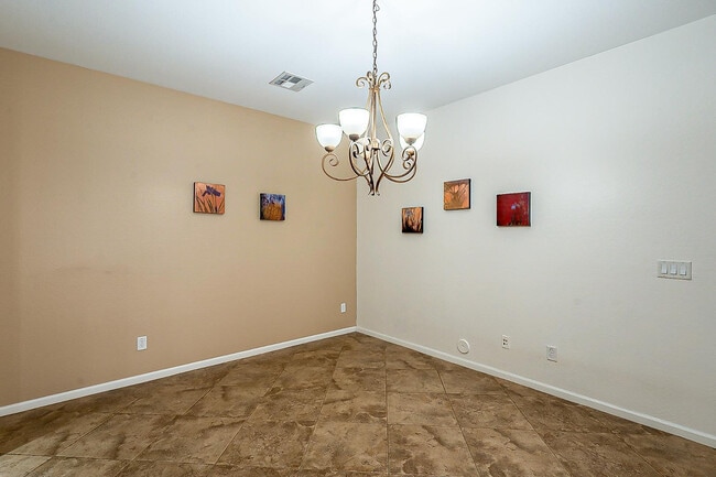 Building Photo - 15370 W Bloomfield Rd