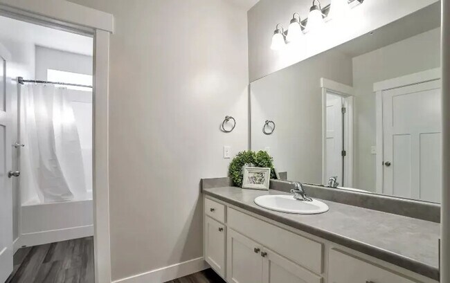 Building Photo - Modern 3 Bed / 2 Bath Condo in Amenity-Ric...