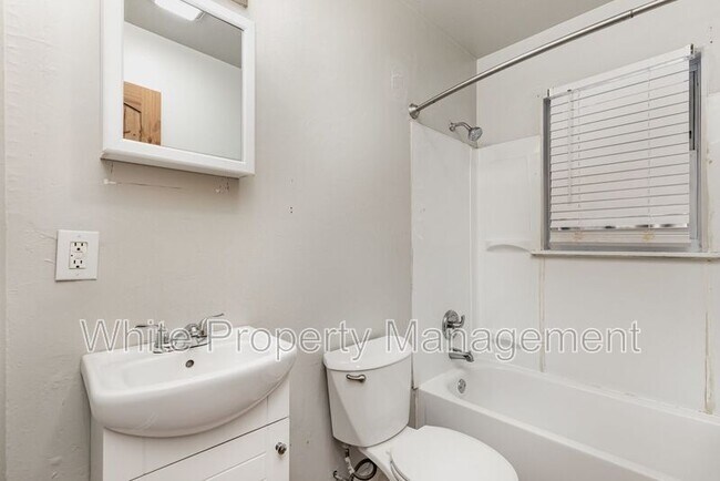 Building Photo - 2317 Julia Ave