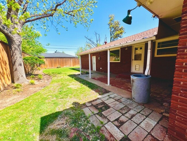 Building Photo - Beautifully, Corner-Lot 3BD 2BA Home in Be...