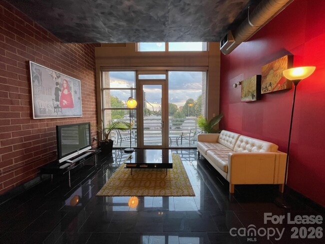 Building Photo - 710 W Trade St