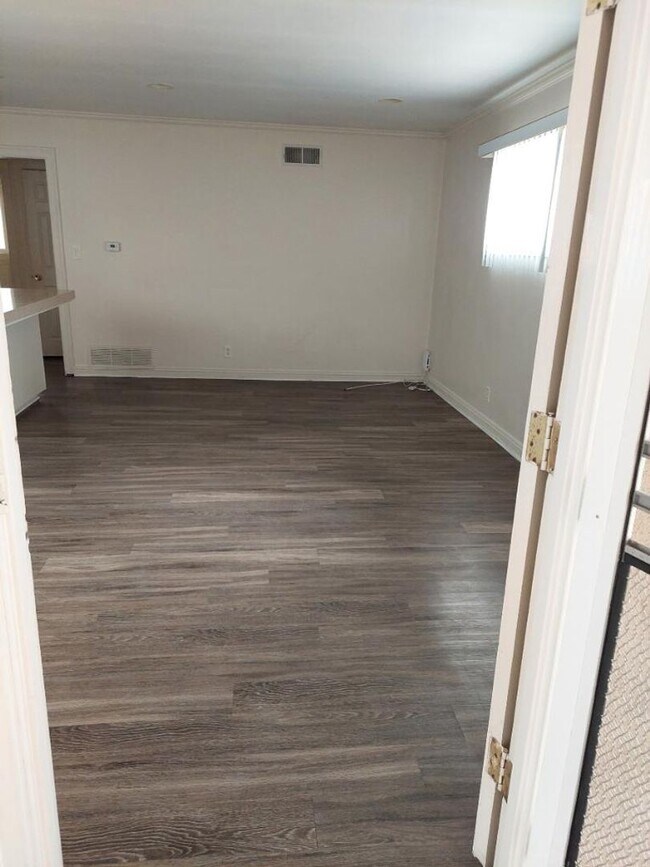 Building Photo - 626 Clubhouse Ave