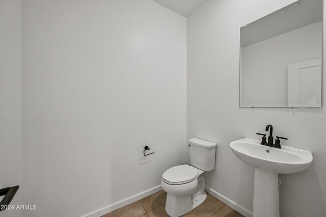 Building Photo - 25303 W Bowker St