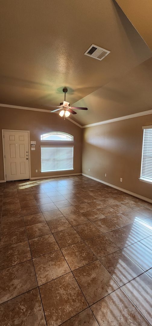 Building Photo - Beautiful 3 Bed, 2 Bath Duplex in Clear Creek Area - Viewable Now