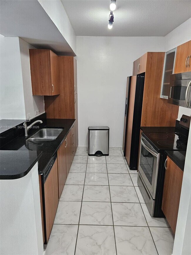 Building Photo - 2775 NE 187th St