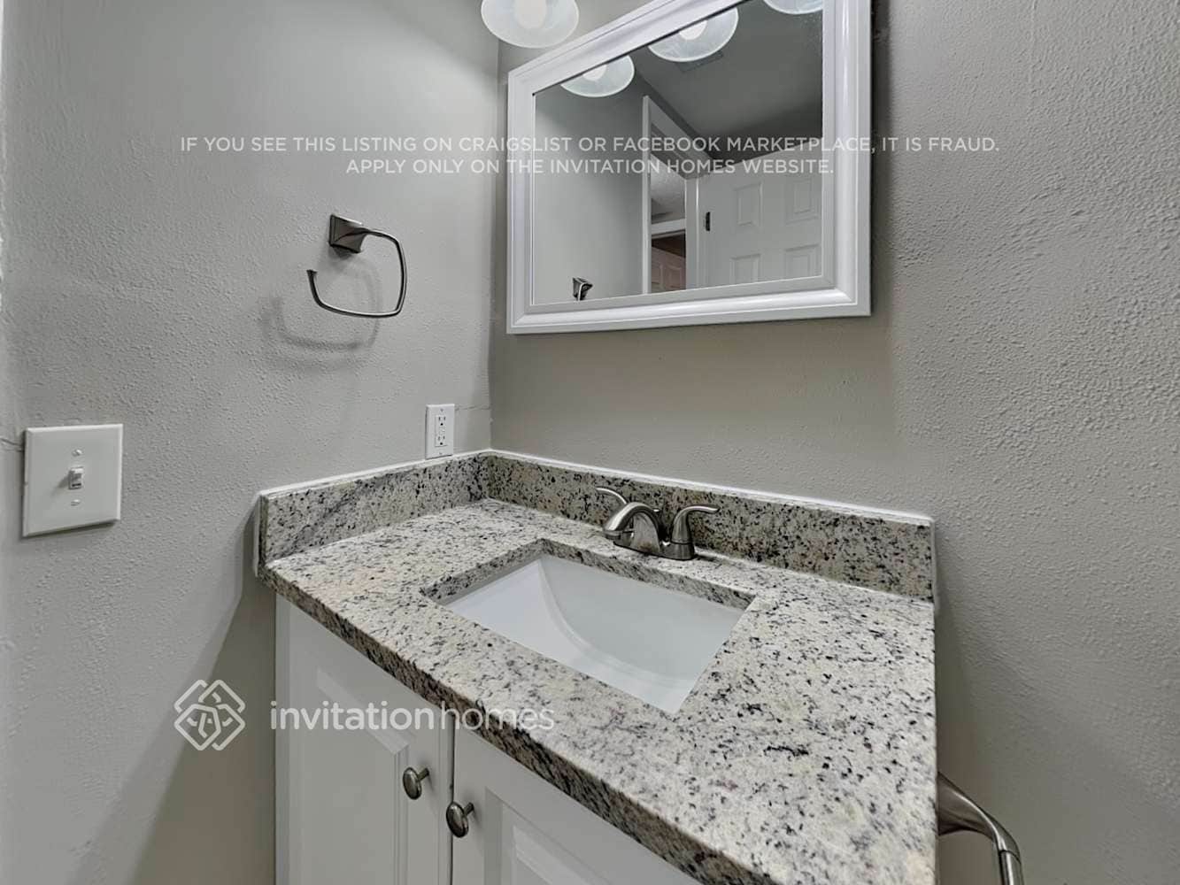 Building Photo - 16033 Villa Dr