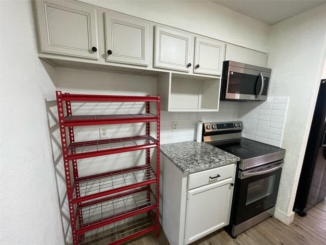 Building Photo - 411 Guyer St