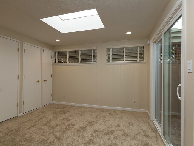 Building Photo - Wonderful 3 Bedroom, 2.5 bath, Updated Townhouse, in Danville!