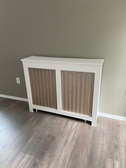 Decor - 946 Exeter Ave