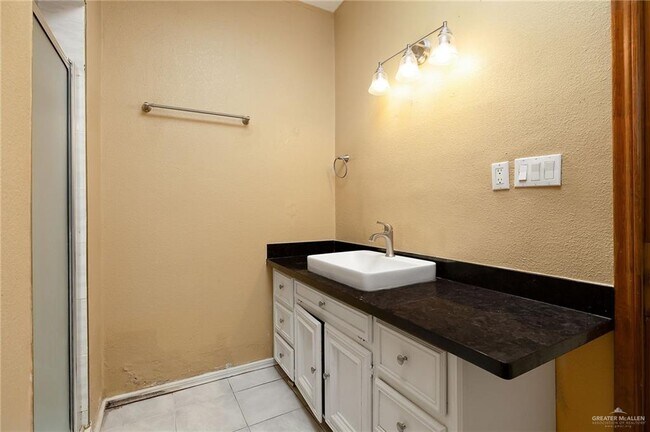 Building Photo - 604 Crystal Dr