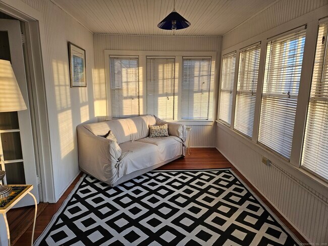 Building Photo - 422 Maple Ave