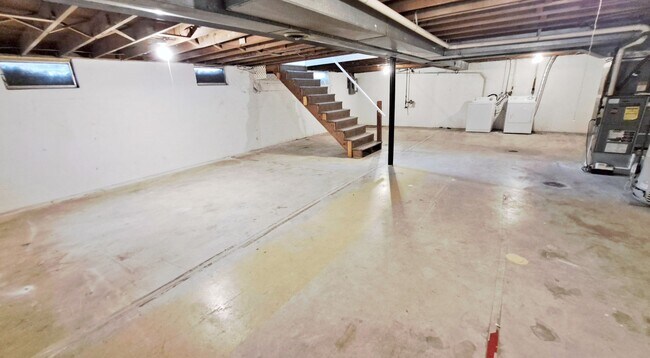 Building Photo - 400-404 Moul Avenue