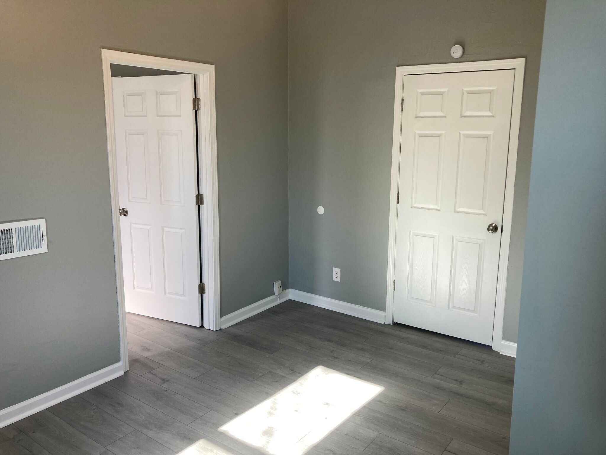 Building Photo - 8 N Indiana Ave