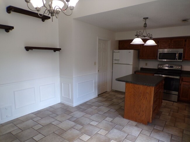 Building Photo - Nice 3 Bedroom 2 Bathroom House In South C...