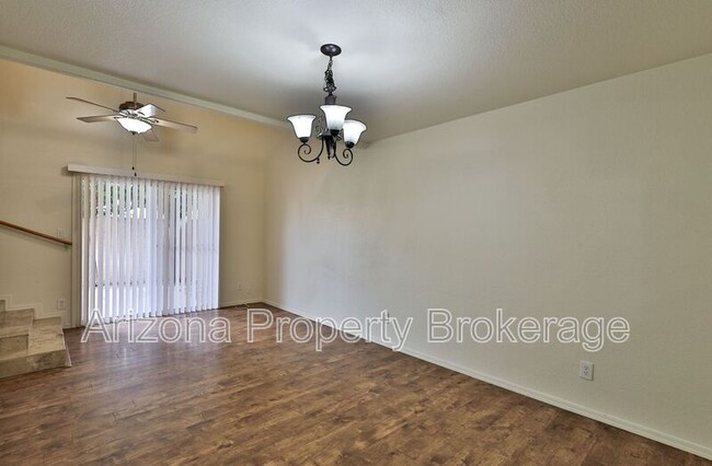 Building Photo - 2121 W Royal Palm Rd