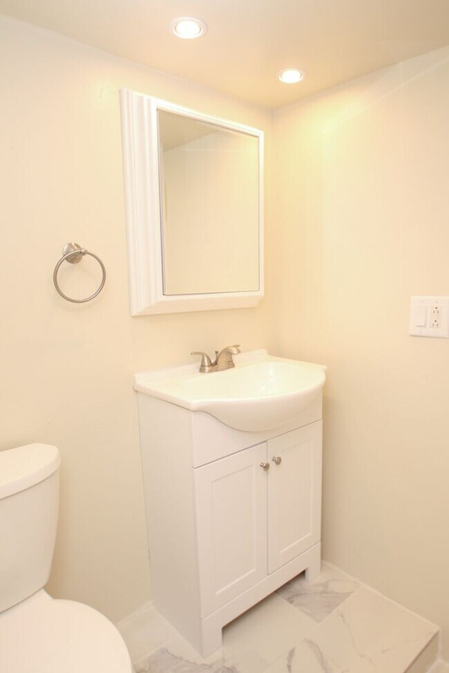 Building Photo - Spacious Bilevel 1 BR, 1.5 BA & More!*Avai...