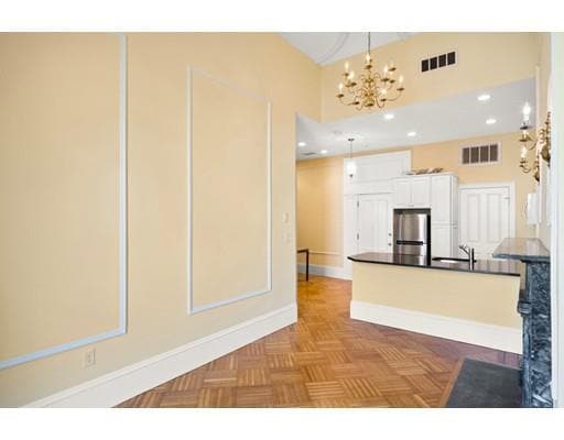 Building Photo - 126 Beacon St
