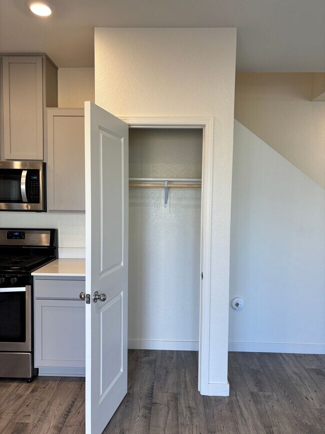 Building Photo - MOVE IN SPECIAL - 1/2 OFF THE 1ST MONTH RENT FOR QUALIFIED APPLICANT(S) AND RENTAL AMOUNT JUST RE...