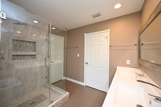 Building Photo - 2127 Lamonte Ln