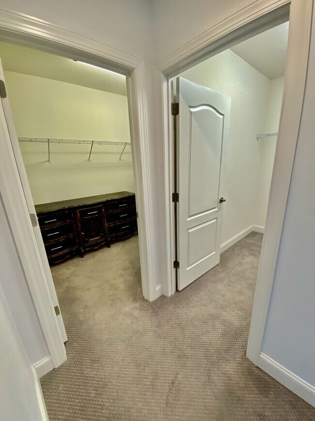 Building Photo - SIENA Place/PACKER PARK CORNER 4 Bedroom/2...