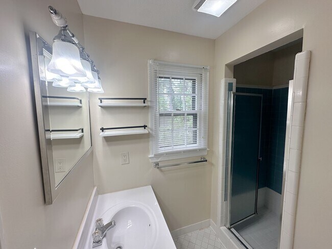 Building Photo - Beautiful Waterfront 4-Bedroom Home in Pir...