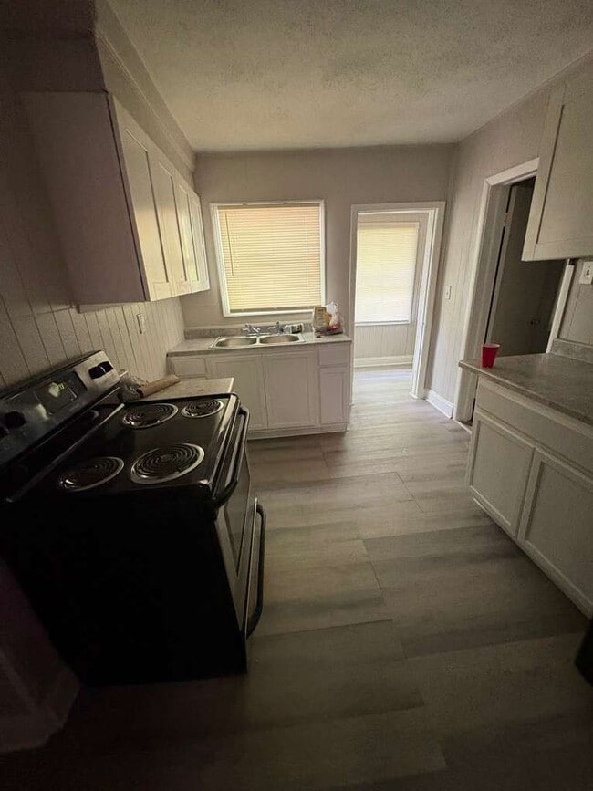 Building Photo - Spacious Home Available in Tampa! 5bed | 2baths