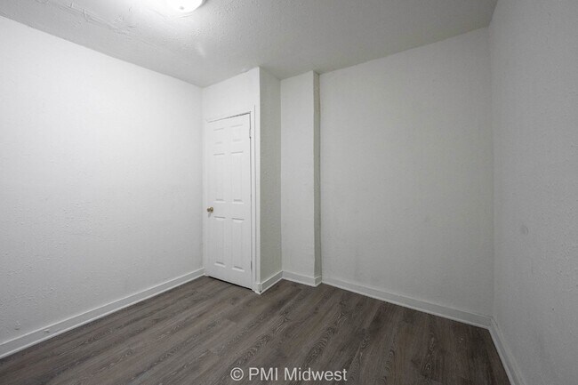 Building Photo - "Charming Duplex Retreat: Spacious 2-Bedro...