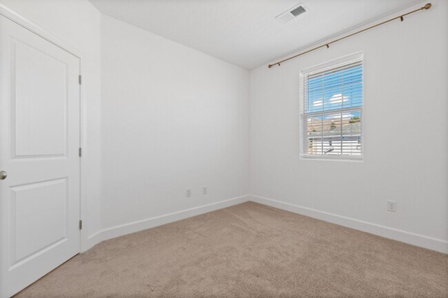 Building Photo - Beuatiful Townhome in Northwest Reno!