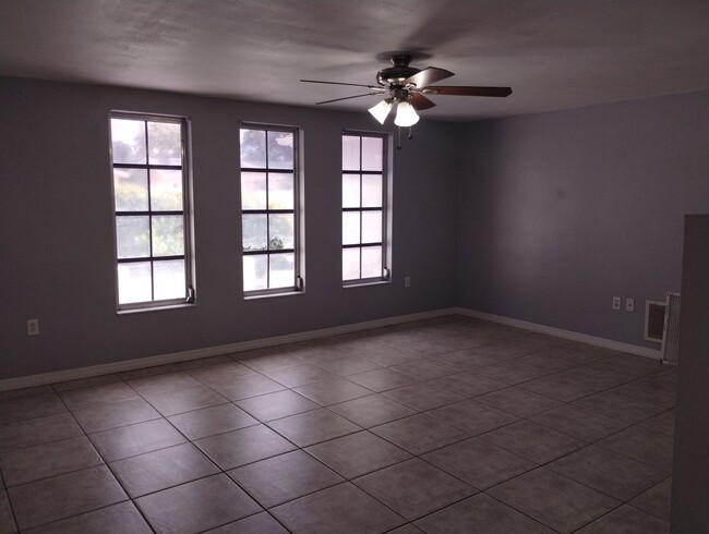 Building Photo - Charming 2 Bedroom, 2 Bathroom Home in Jasmine Estates – Pet Friendly!