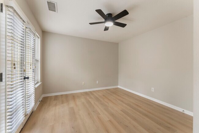 Building Photo - 99 E Foxbriar Forest Cir