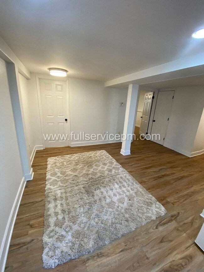 Building Photo - 8008 Roosevelt Way NE