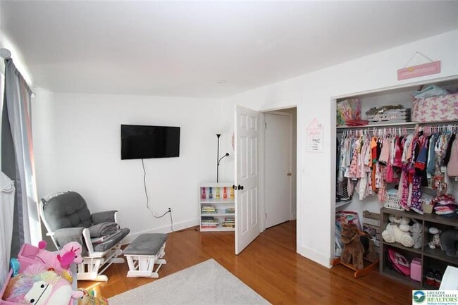 Building Photo - 822 E 8th St