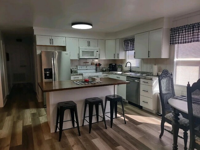 Building Photo - Renovated - 3 bedrooms w/ tankless water heater
