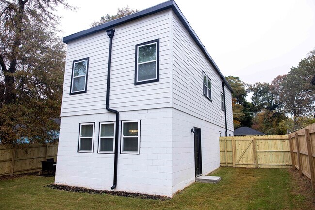 Building Photo - 1427 Elizabeth Ave SW