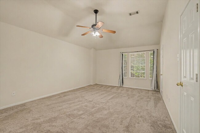 Building Photo - 10840 Sycamore Dr N