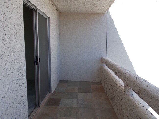 Building Photo - 687 Marina Dr