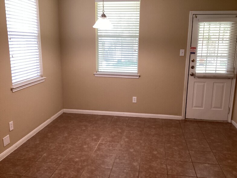 Building Photo - 26314 Longview Creek Dr