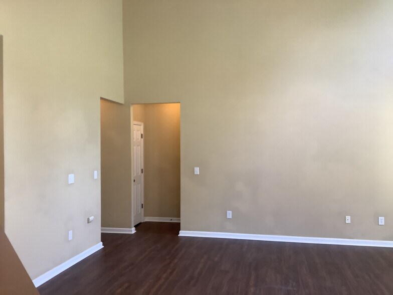 Building Photo - 173 Largess Ln