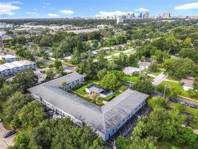 Building Photo - 825 N Primrose Dr