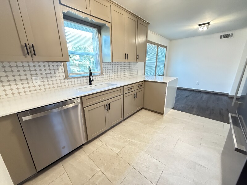 Building Photo - 1819 S Irvington Ave