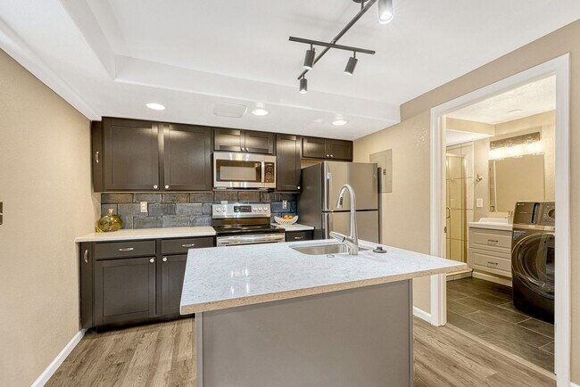 Building Photo - 1 bedroom, 1 bathroom Apartment