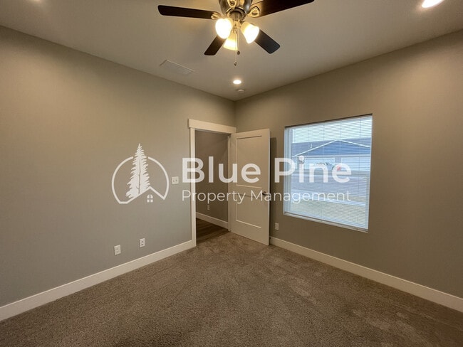 Building Photo - 5844 Wildrose Ave