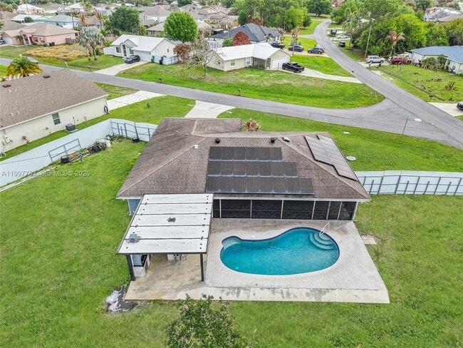 Building Photo - 702 NW Orchid St