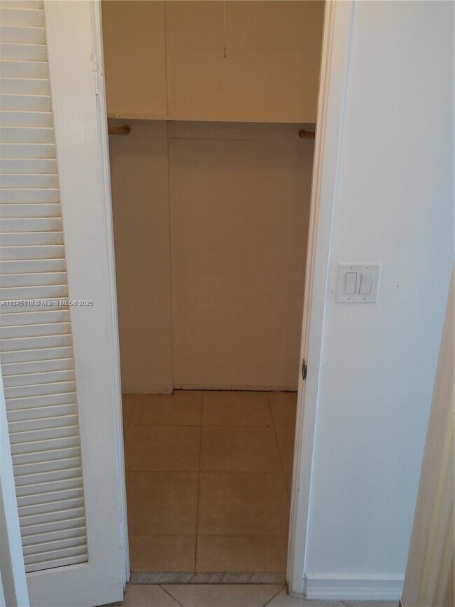 Building Photo - 1301 NE Miami Gardens Dr