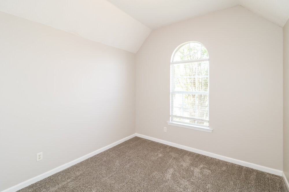 Building Photo - 305 Village Dr