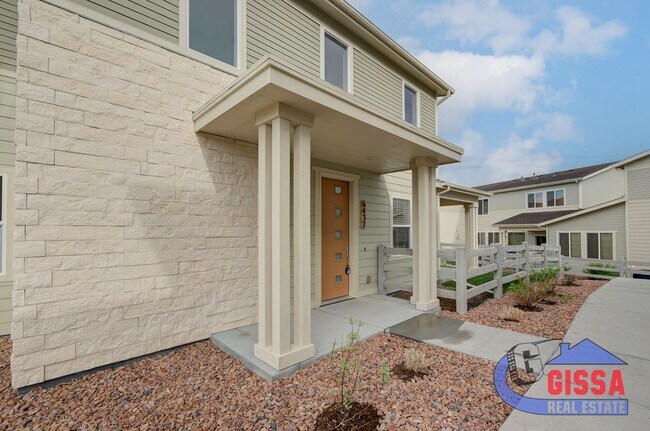 Building Photo - Beautiful, modern townhouse with primary b...