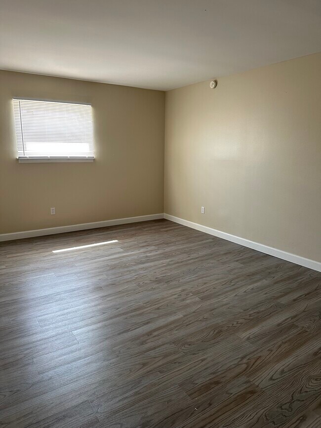 Building Photo - 1000 Chestnut St