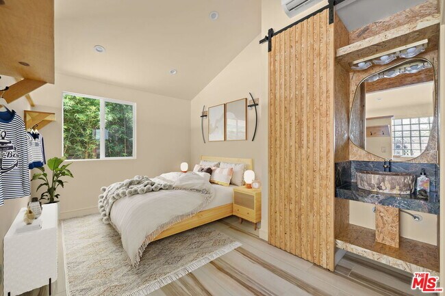 Building Photo - 621 Rose Ave