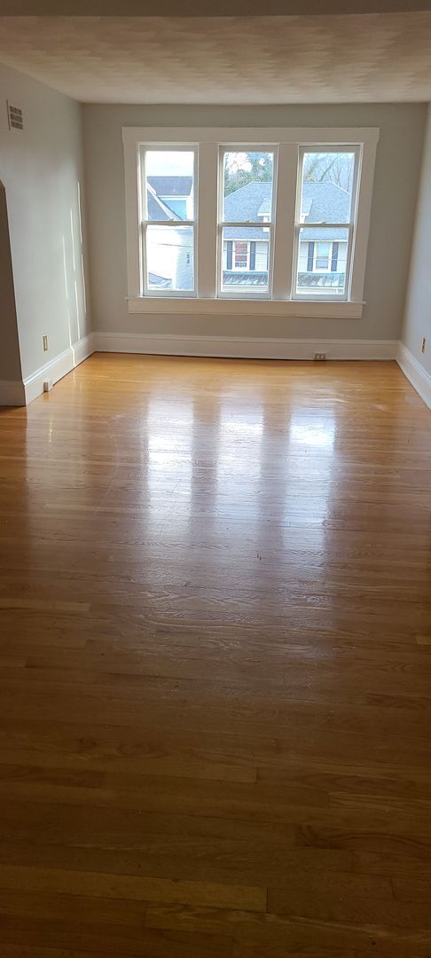 Building Photo - 1 Bedroom 3rd Floor Attic Apartment in Old...